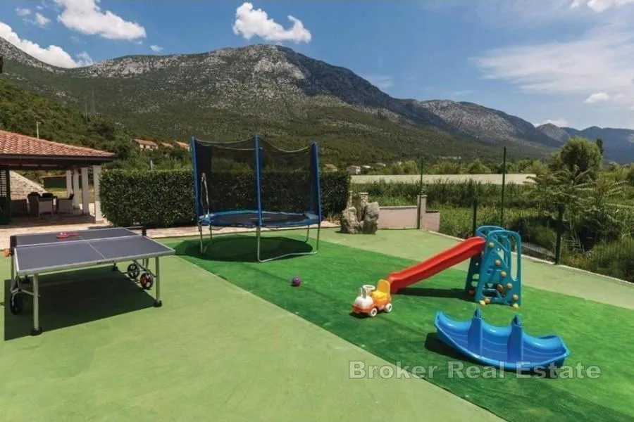 kamena vila s bazenom okružena prirodom i privatnošću - slika 15