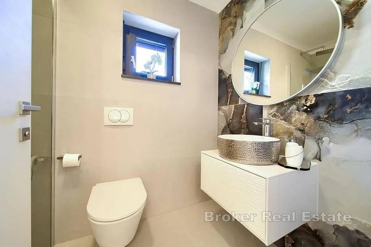 moderan dvoetažni apartman s bazenom - slika 10