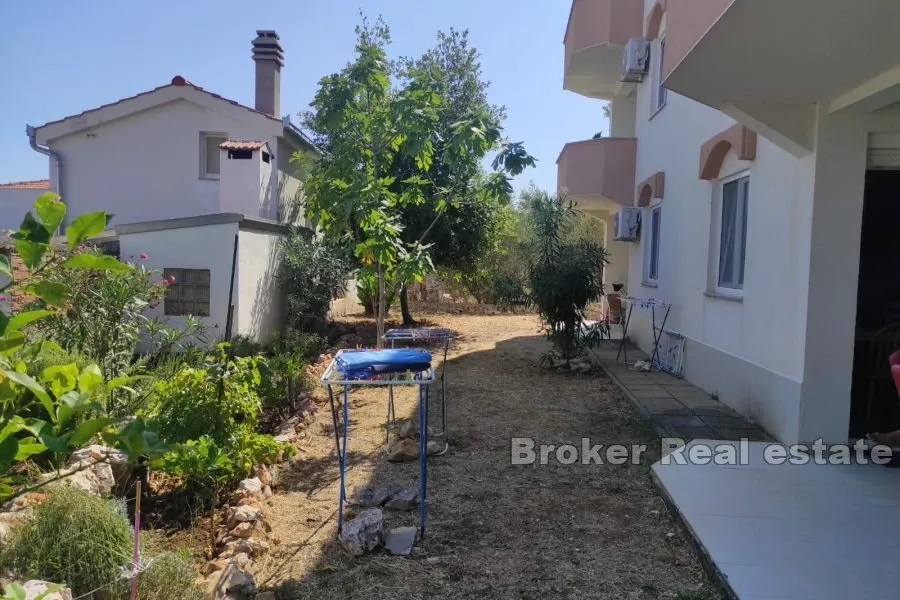 apartmanska kuća, drugi red do mora - slika 10