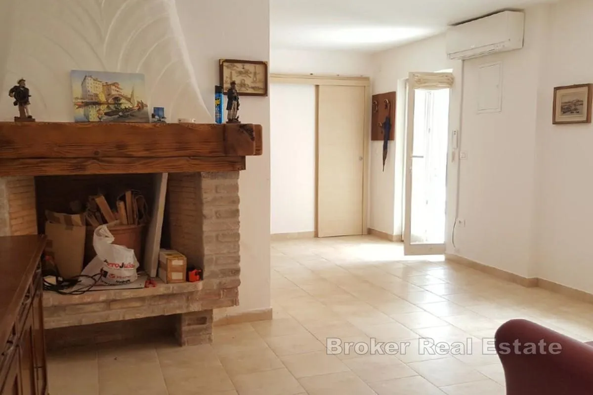 troetažna kuća u blizini centra - slika 7