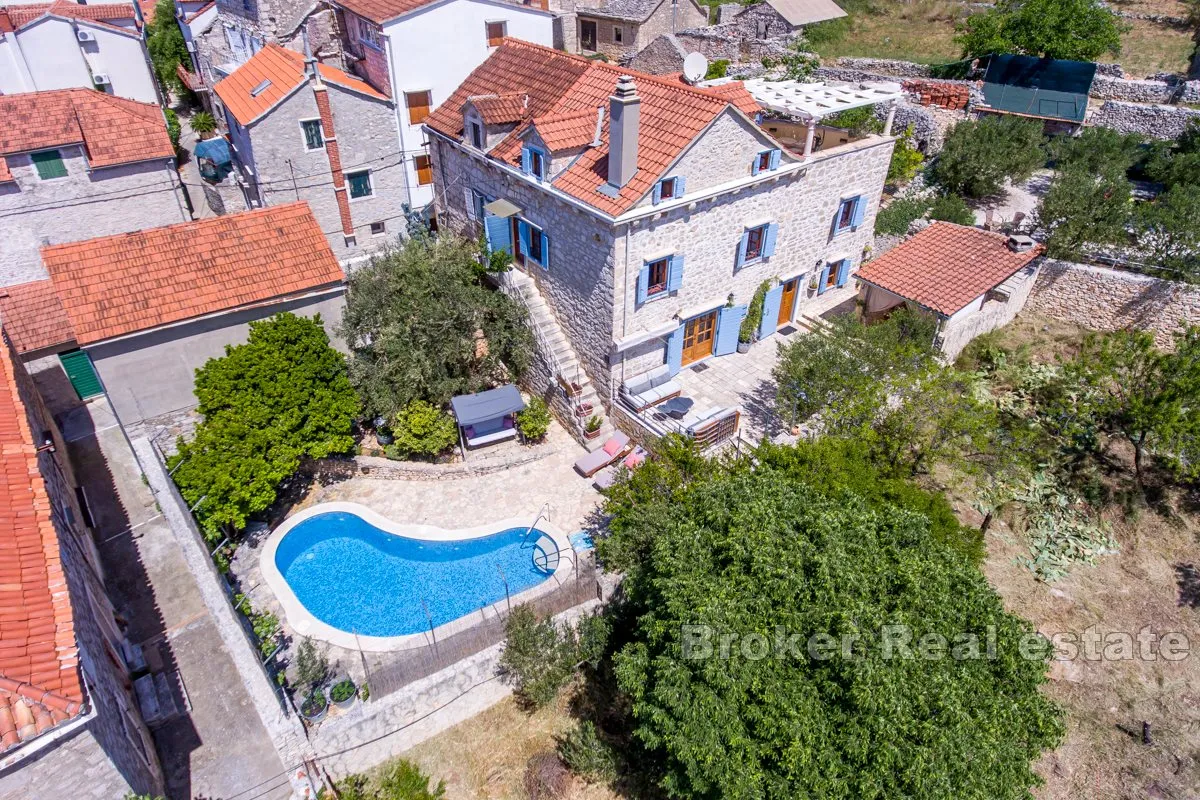 kamena vila s bazenom - slika 2