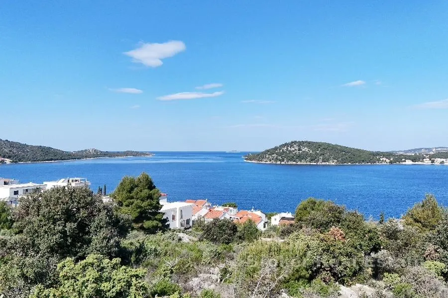 veliko građevinsko zemljište s otvorenim pogledom na more - slika 1