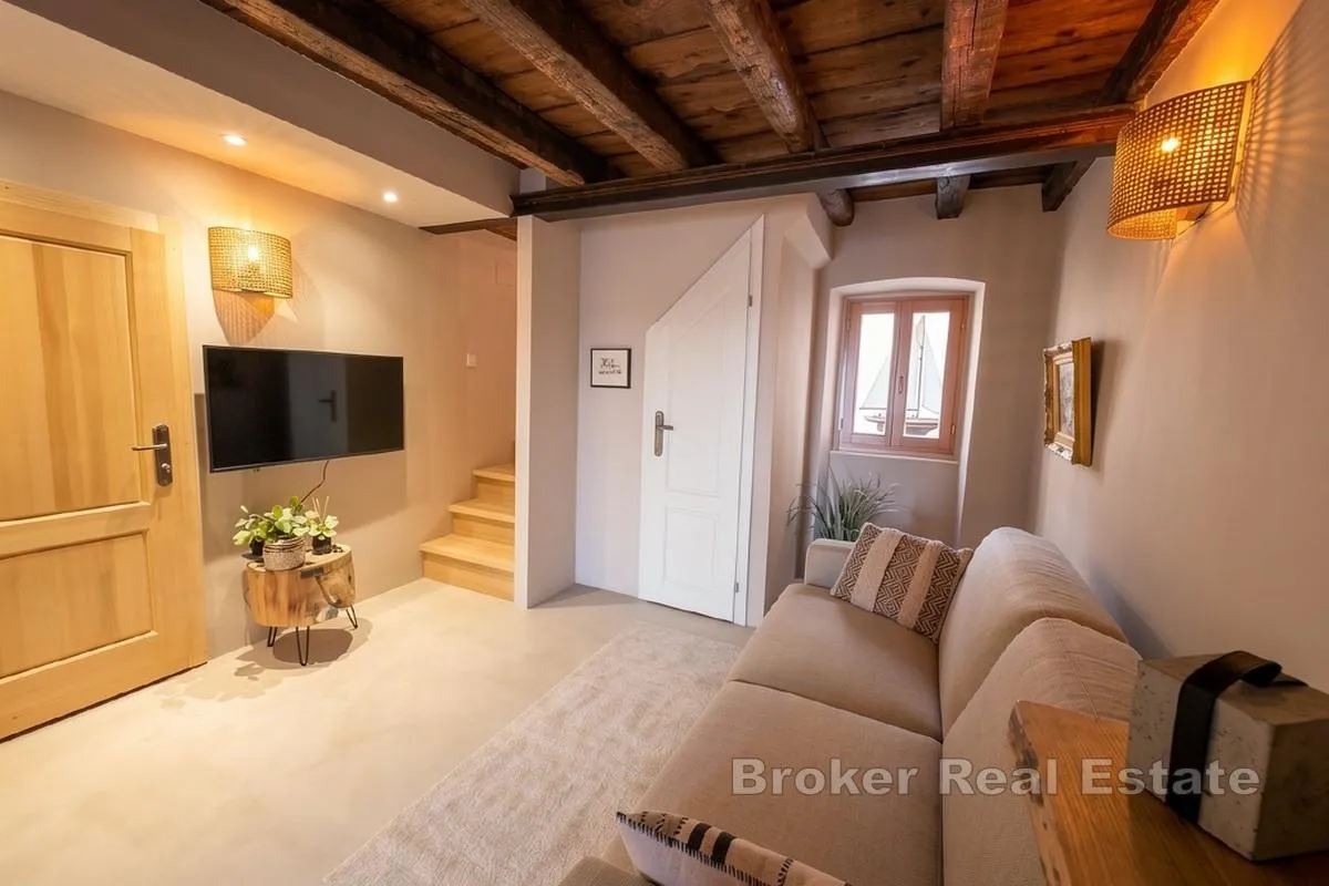 moderni dvoetažni apartman prvi red uz more - slika 5