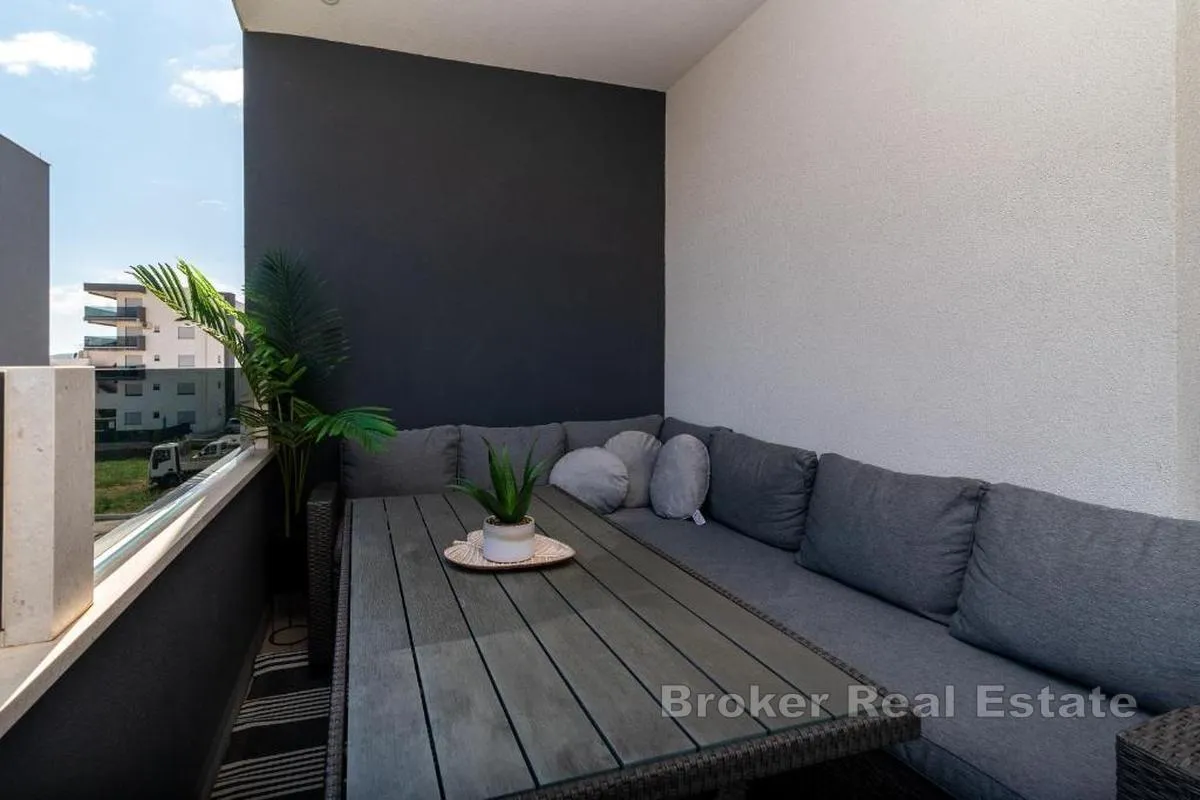 moderan apartman u novogradnji s bazenom - slika 17