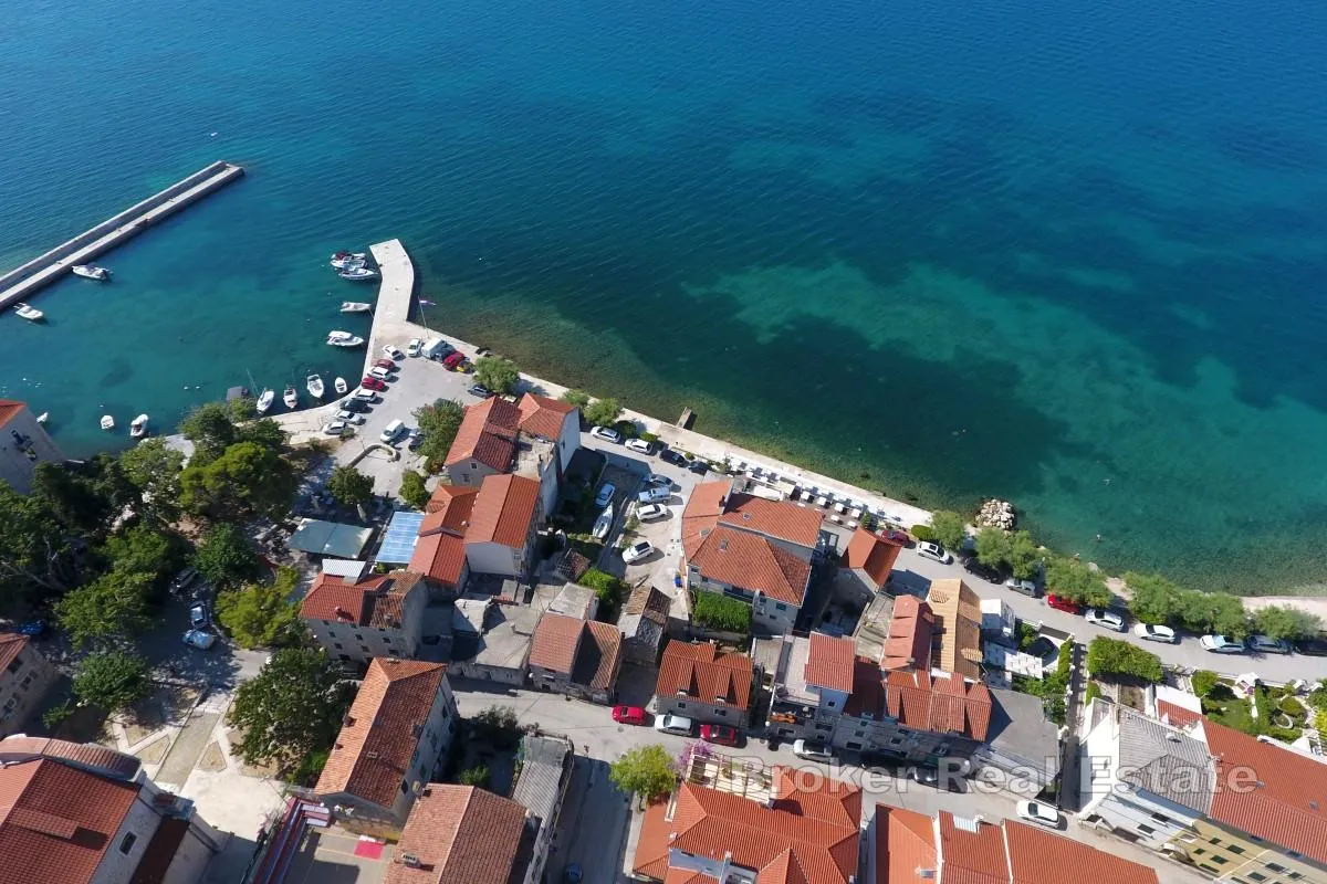 kamena kuća za renovaciju s vrtom u prvom redu od mora - slika 4