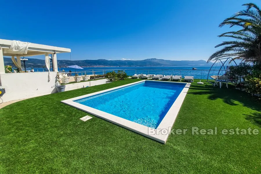 vila na plaži s prostranim terasama i pogledom na more - slika 4