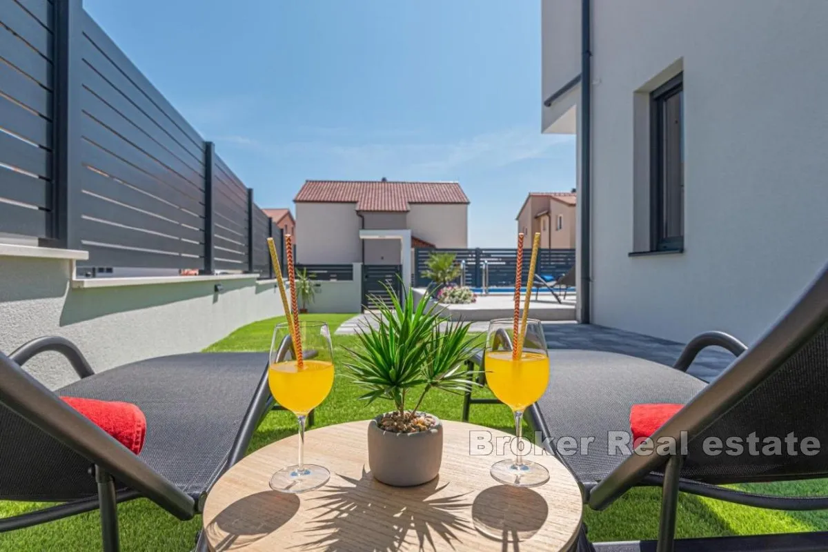moderna dvojna vila s bazenom - slika 19