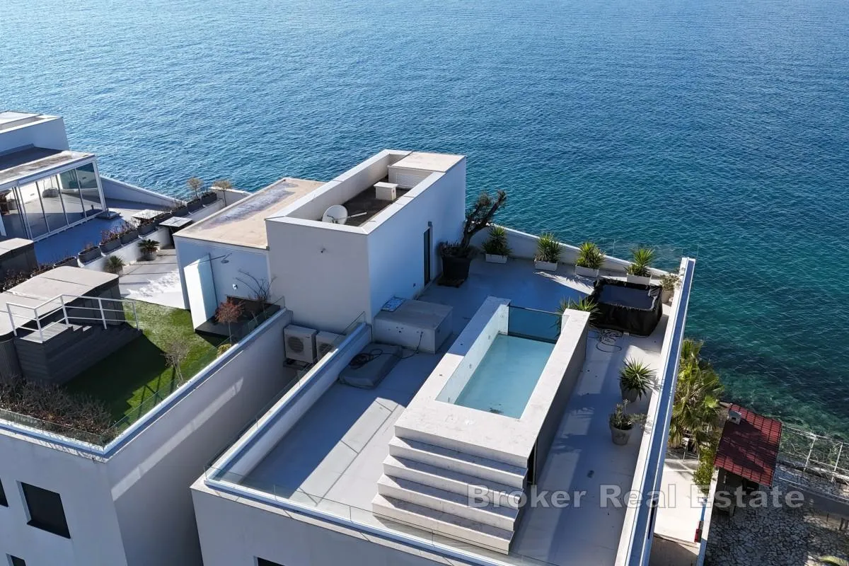 dvoetažni penthouse uz more s privatnim bazenom na krovnoj terasi - slika 15