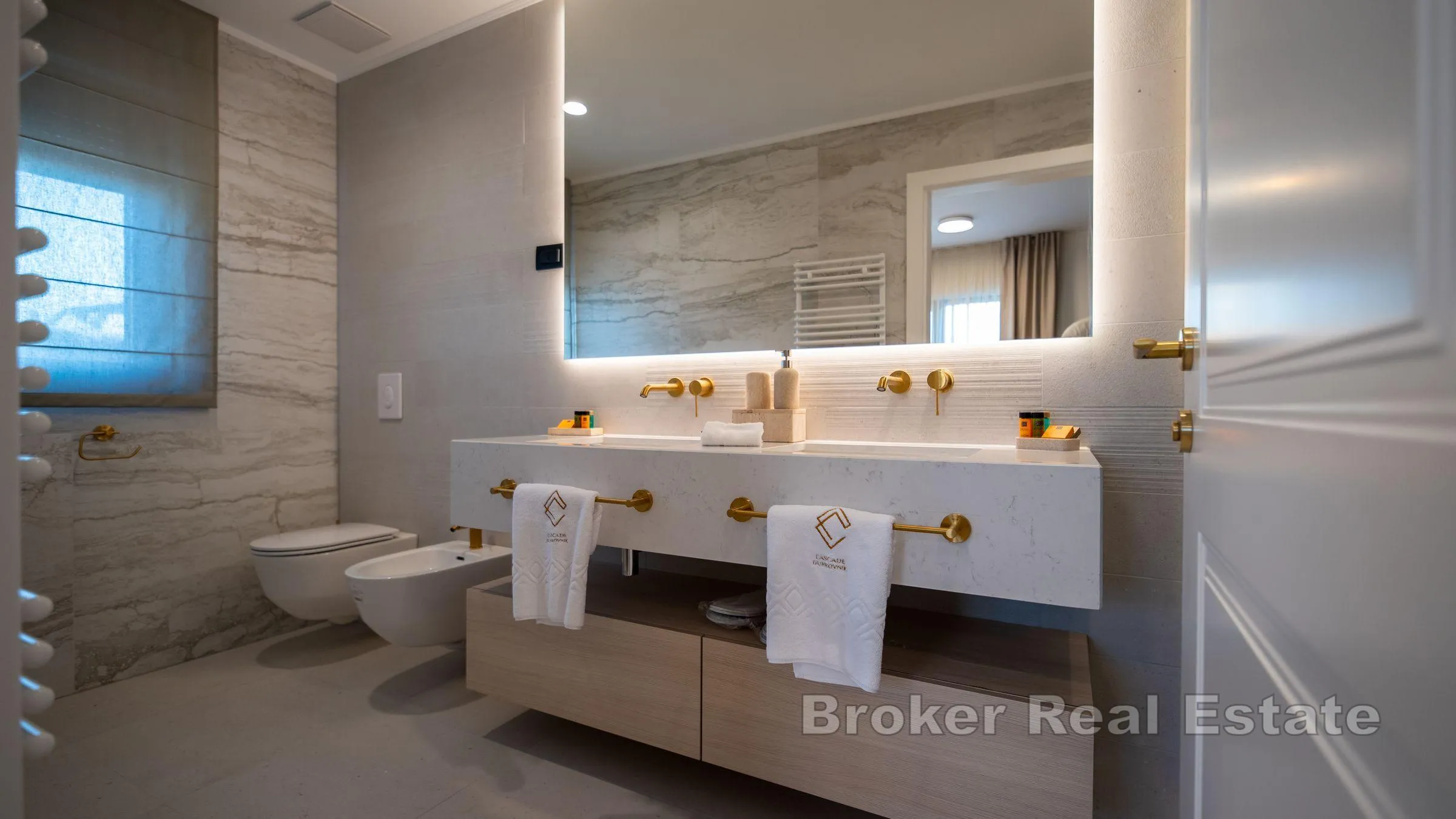 apartmanska kuća u centru - slika 9
