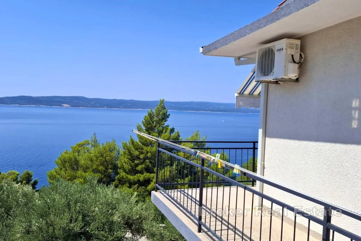 dvosoban stan s pogledom na more, u blizini plaže - slika 9
