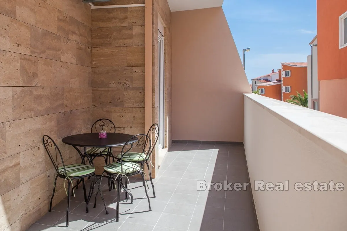 atraktivan apartman s bazenom - slika 11