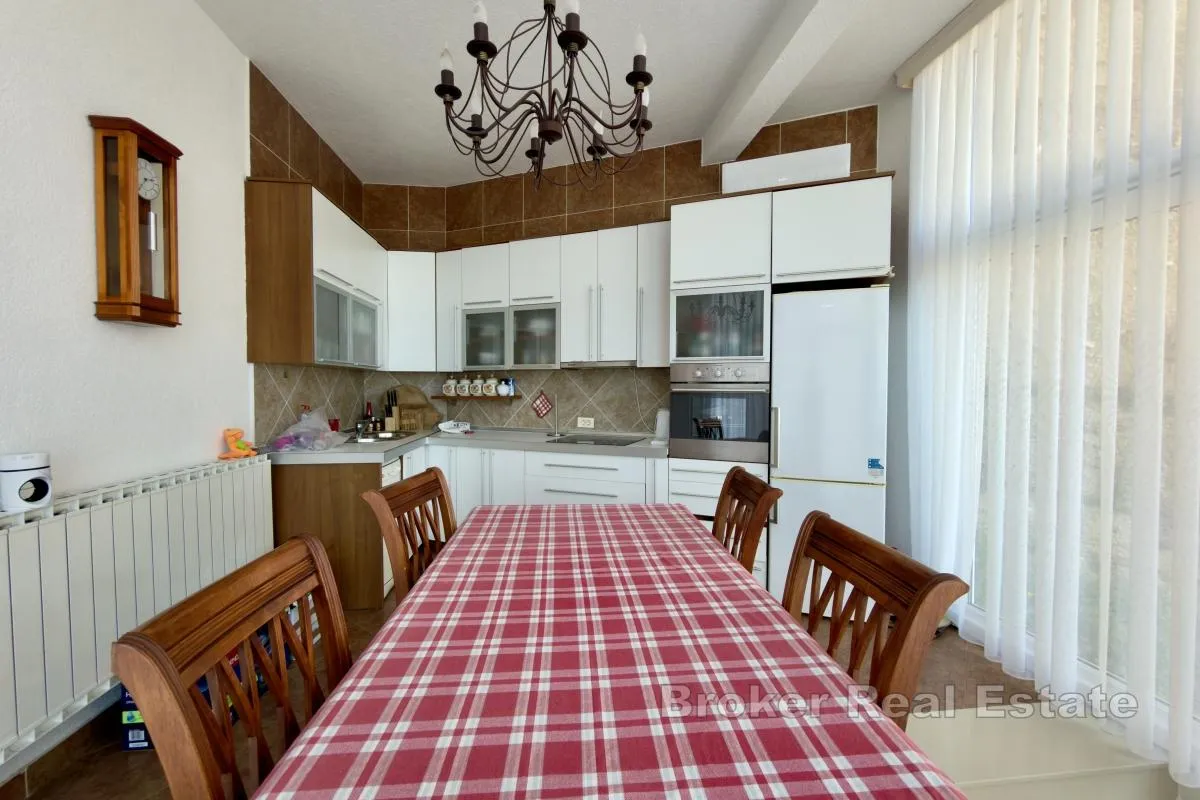 dvosoban stan s pogledom na more - slika 3