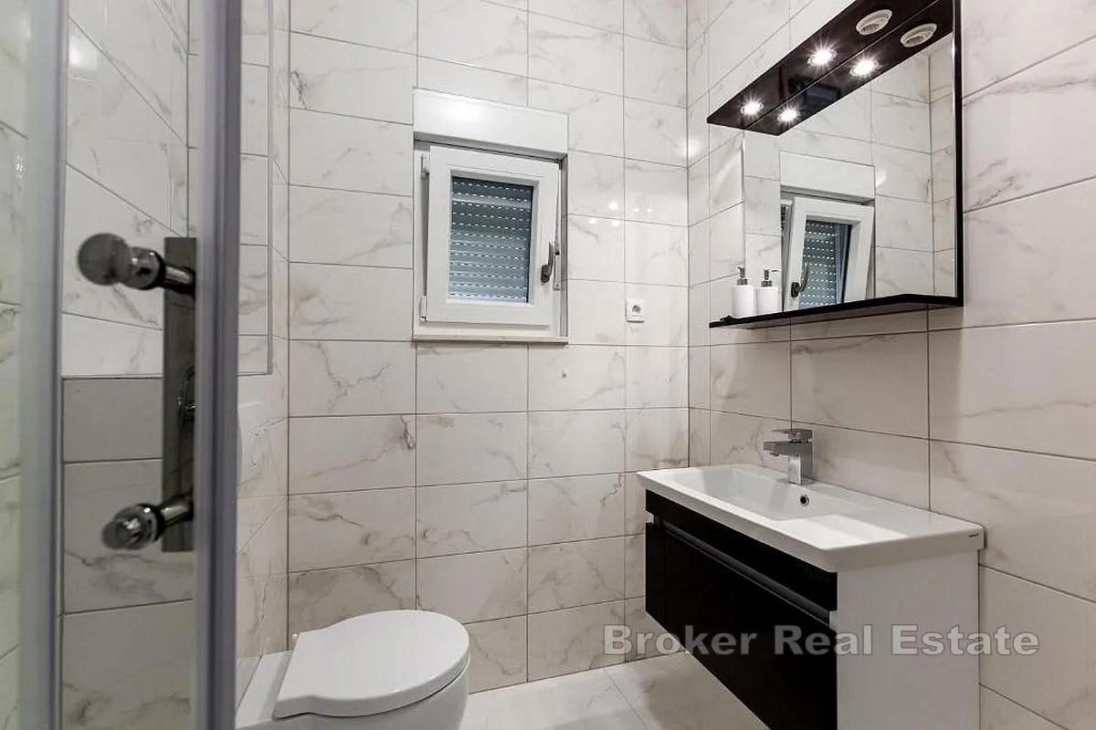 moderna apartmanska kuća u prvom redu do mora - slika 14