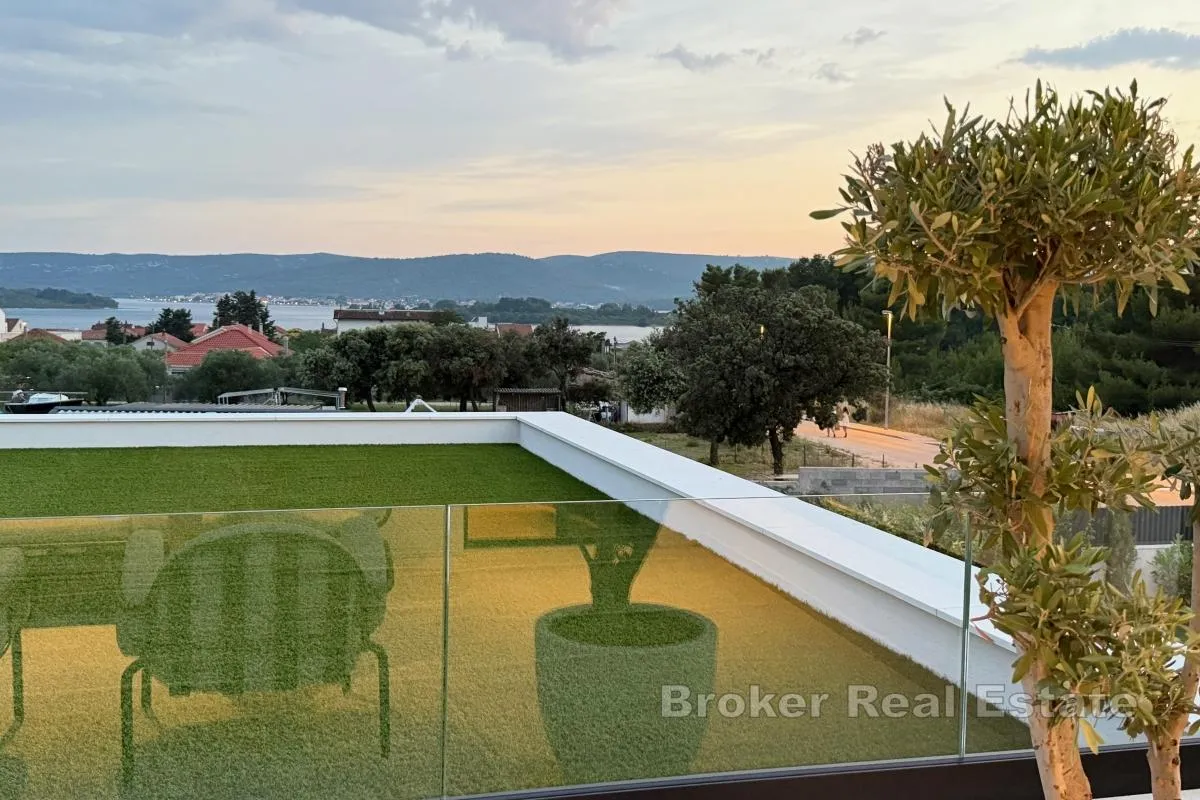 moderna vila s bazenom u blizini mora - slika 12