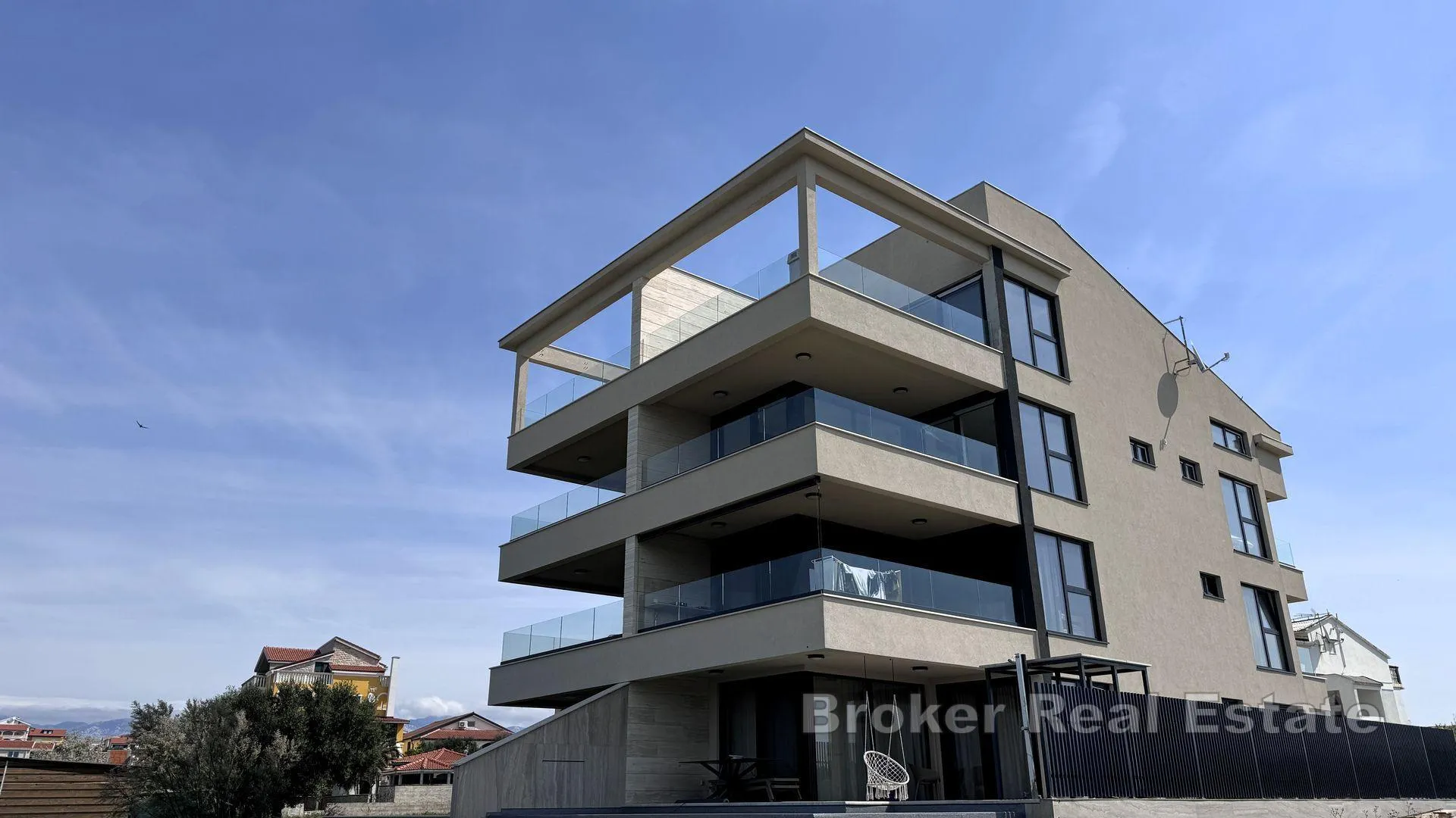 luksuzan penthouse u prvom redu do mora - slika 17