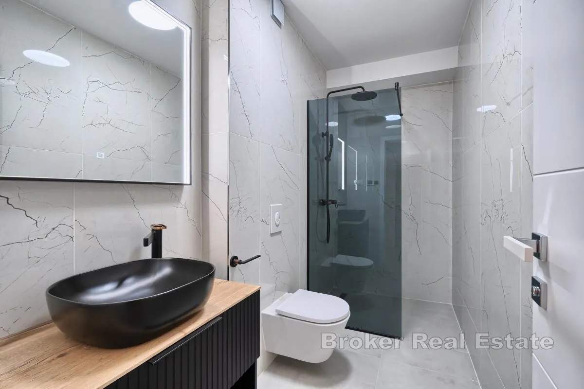 moderna vila – prvi red do mora u blizini rogoznice - slika 23