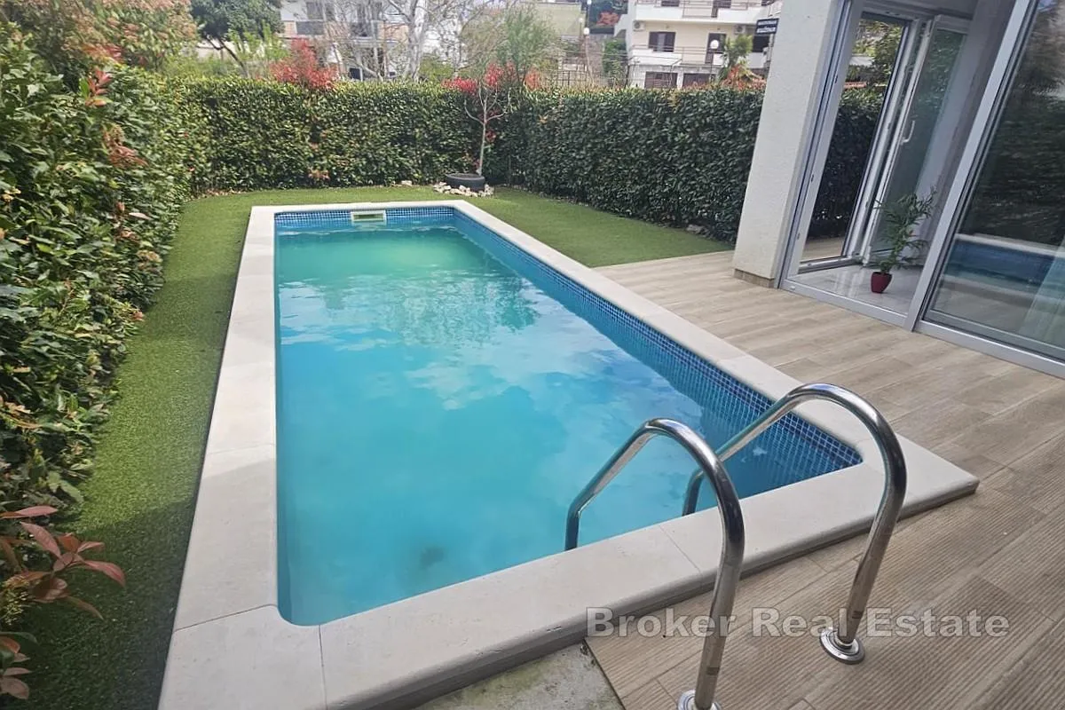 troetažni apartman s bazenom i krovnom terasom - slika 2