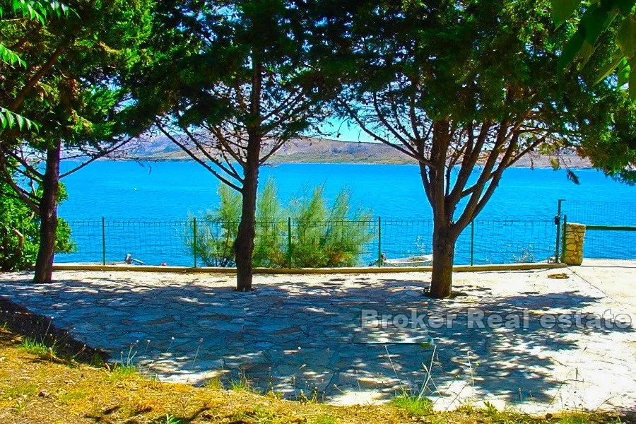 kuća, prvi red do mora, uz samu plažu. - slika 1
