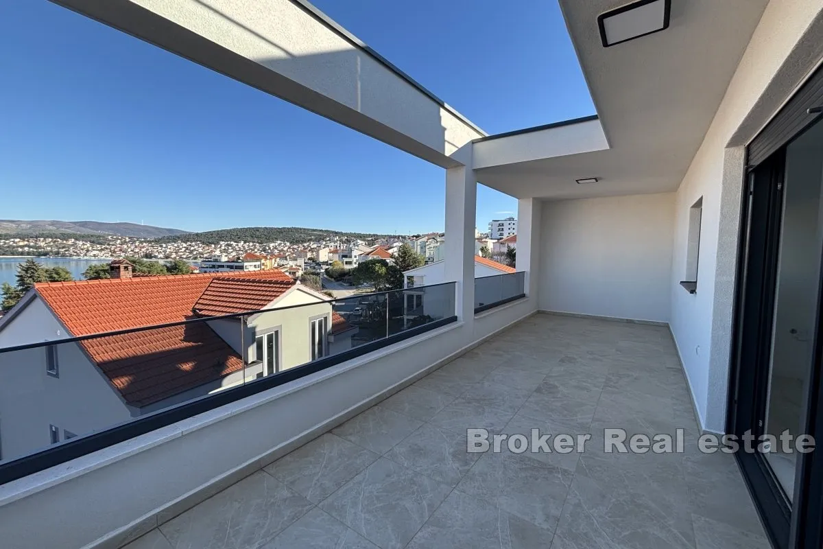 prostrani penthouse s pogledom na more - slika 13