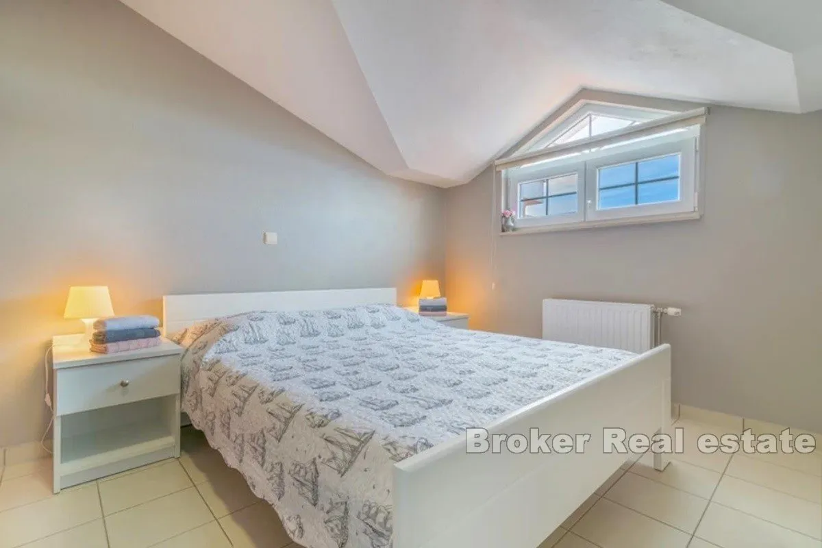 kuća s više apartmana prvi red do mora - slika 16
