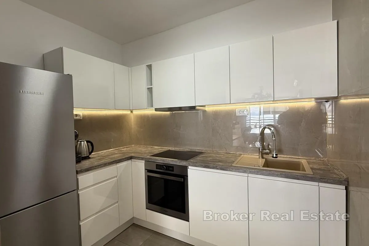 elegantni apartman s pogledom na more - slika 7