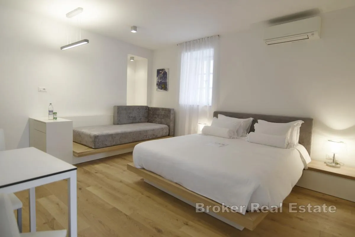renovirana samostojeća kamena kuća sa dvije jedinice - slika 9