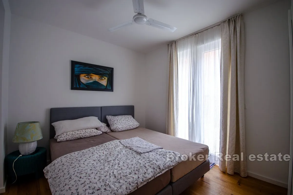 vila s bazenom u blizini mora - slika 15