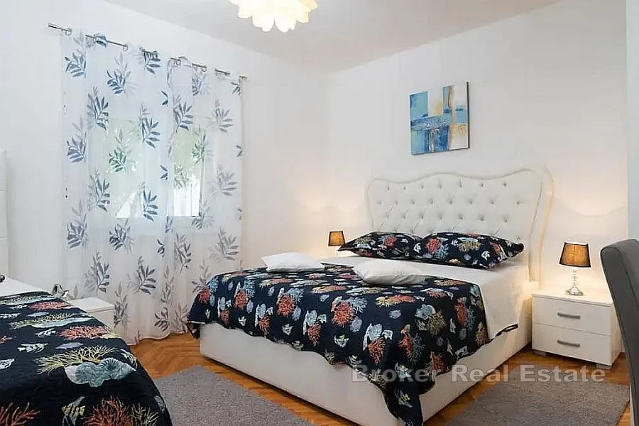 prizemnica s bazenom blizu centra grada - slika 13