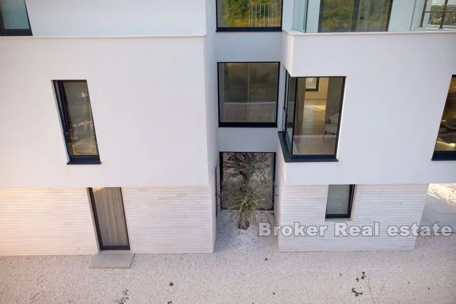 vila s bazenom i otvorenim pogledom na more - slika 19