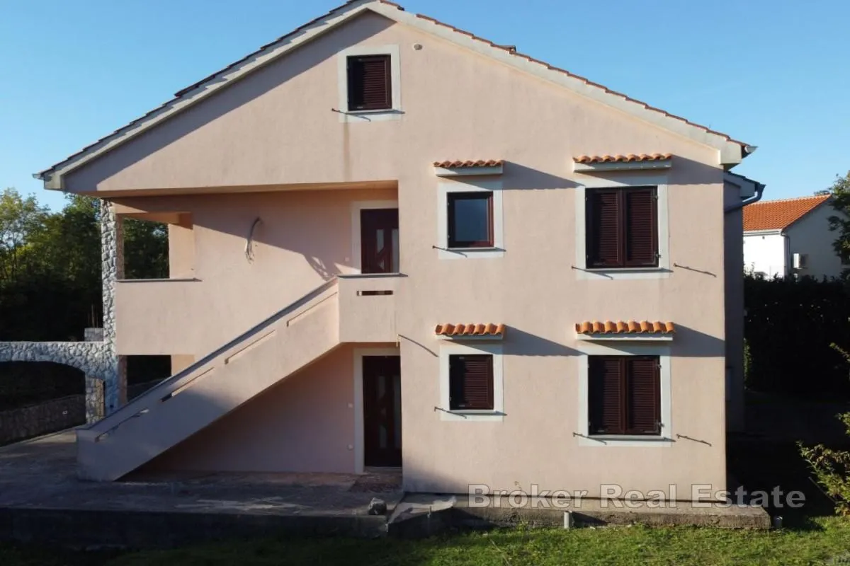 kuća sa četiri apartmana i potkrovljem na mirnoj lokaciji - slika 4