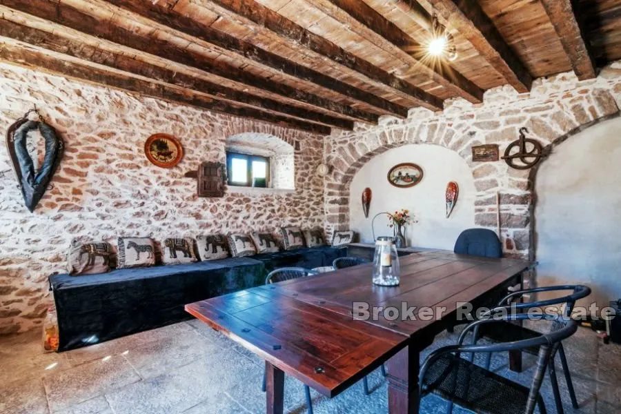kuća s apartmanima i bazenom - slika 11