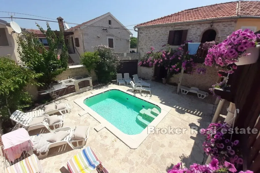 kuća s apartmanima i bazenom - slika 13