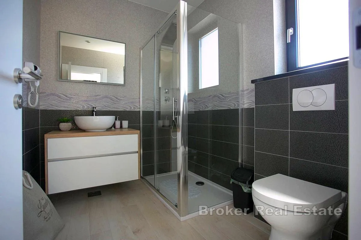 novoizgrađena villa s bazenom - slika 16