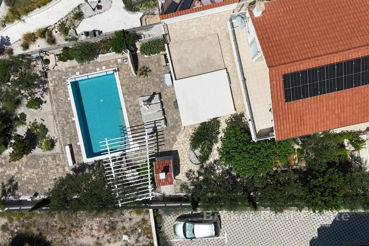 samostojeća kuća s bazenom i pogledom na more - slika 1