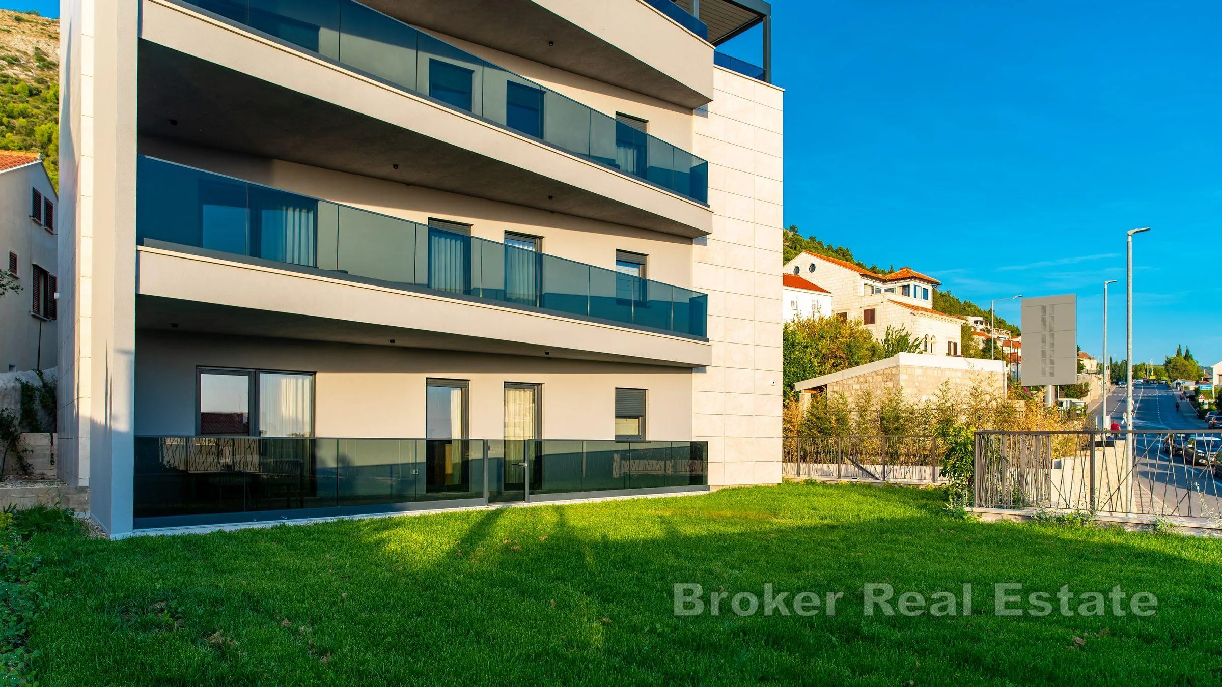 apartmanska kuća u centru - slika 1