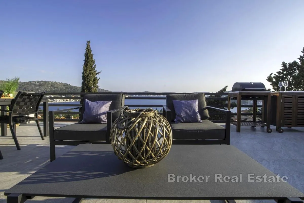 Penthouse s terasom i pogledom na more - Rogoznica