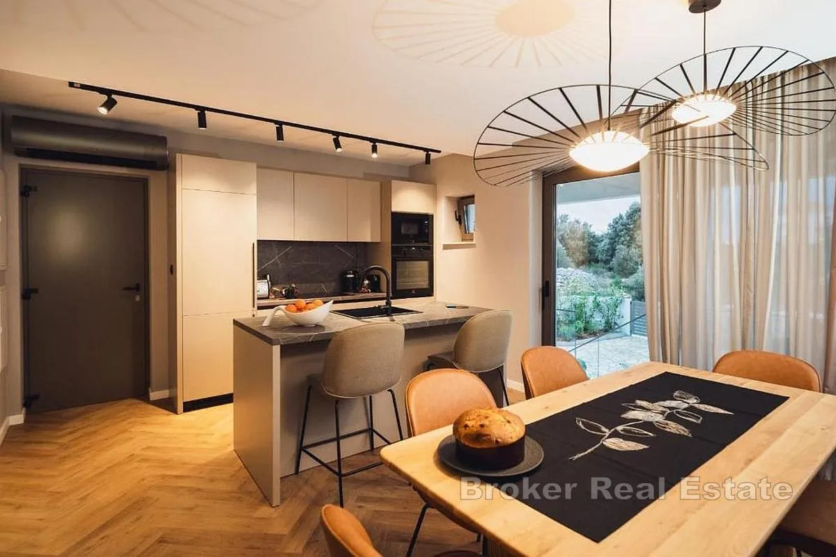 vila s dva apartmana i bazenom - slika 5