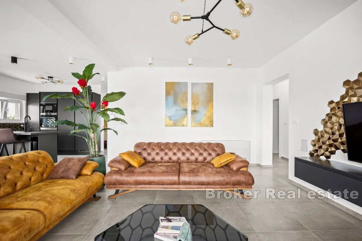 luksuzan penthouse s bazenom i prekrasnim pogledom na more - slika 2
