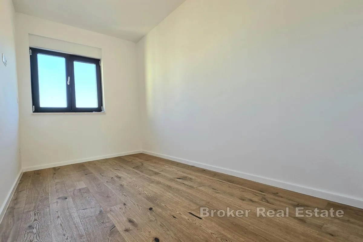 dvosobni penthouse s krovnom terasom i pogledom na more - slika 8