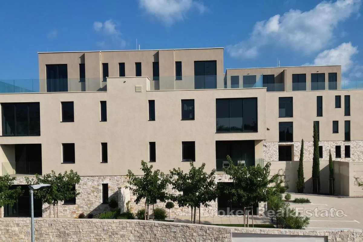 Predivni trosobni duplex u novogradnji unutar prestižnog resorta - Umag