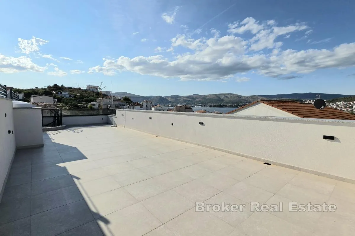 Dvosobni penthouse s krovnom terasom i pogledom na more - Žedno, Trogir