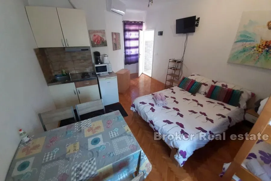 kuća s apartmanima i bazenom - slika 6