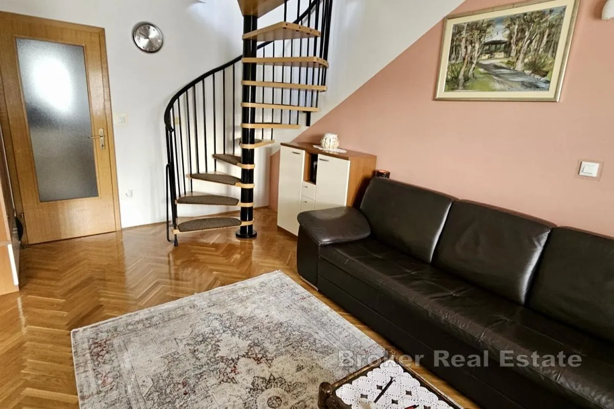 dvoetažni apartman na odličnoj lokaciji - slika 3