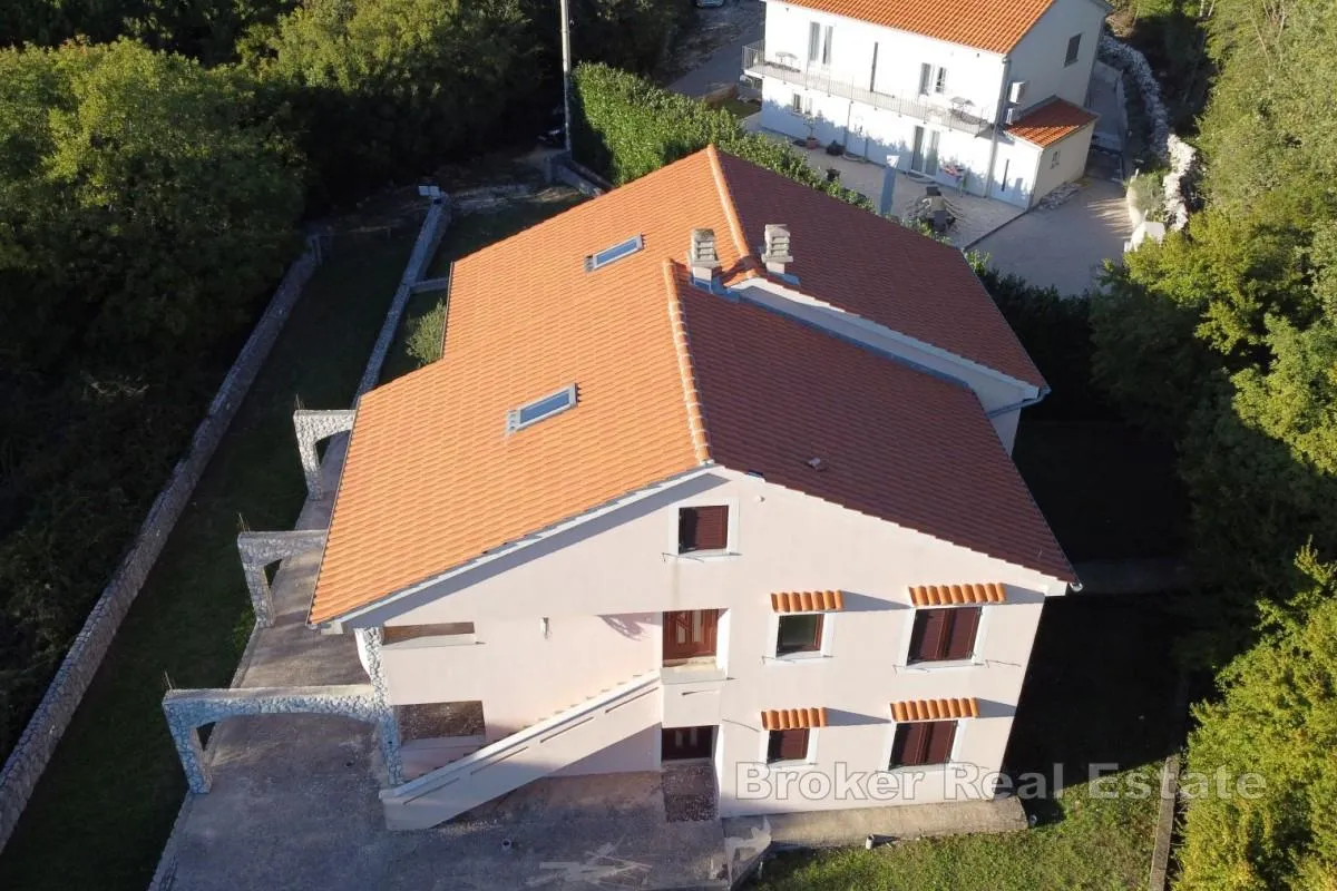 kuća sa četiri apartmana i potkrovljem na mirnoj lokaciji - slika 7