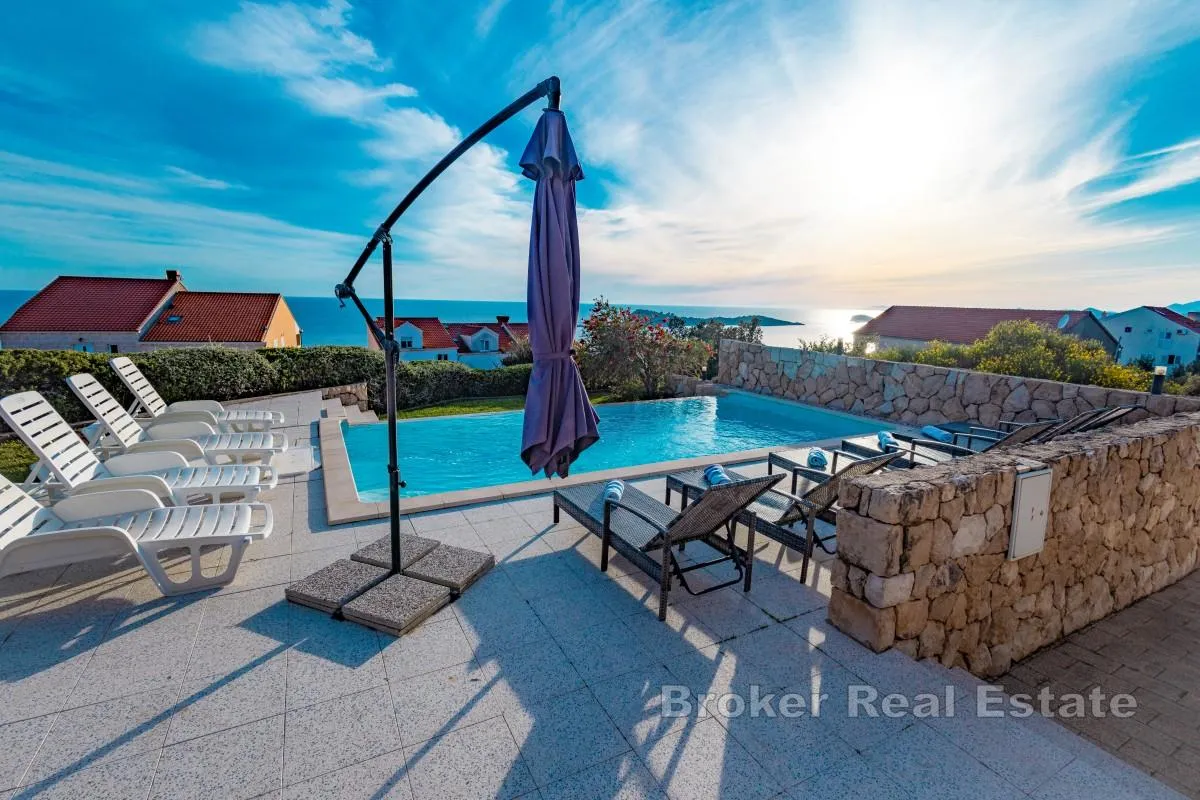 prekrasna vila s bazenom i 3 prostrana apartmana - slika 4