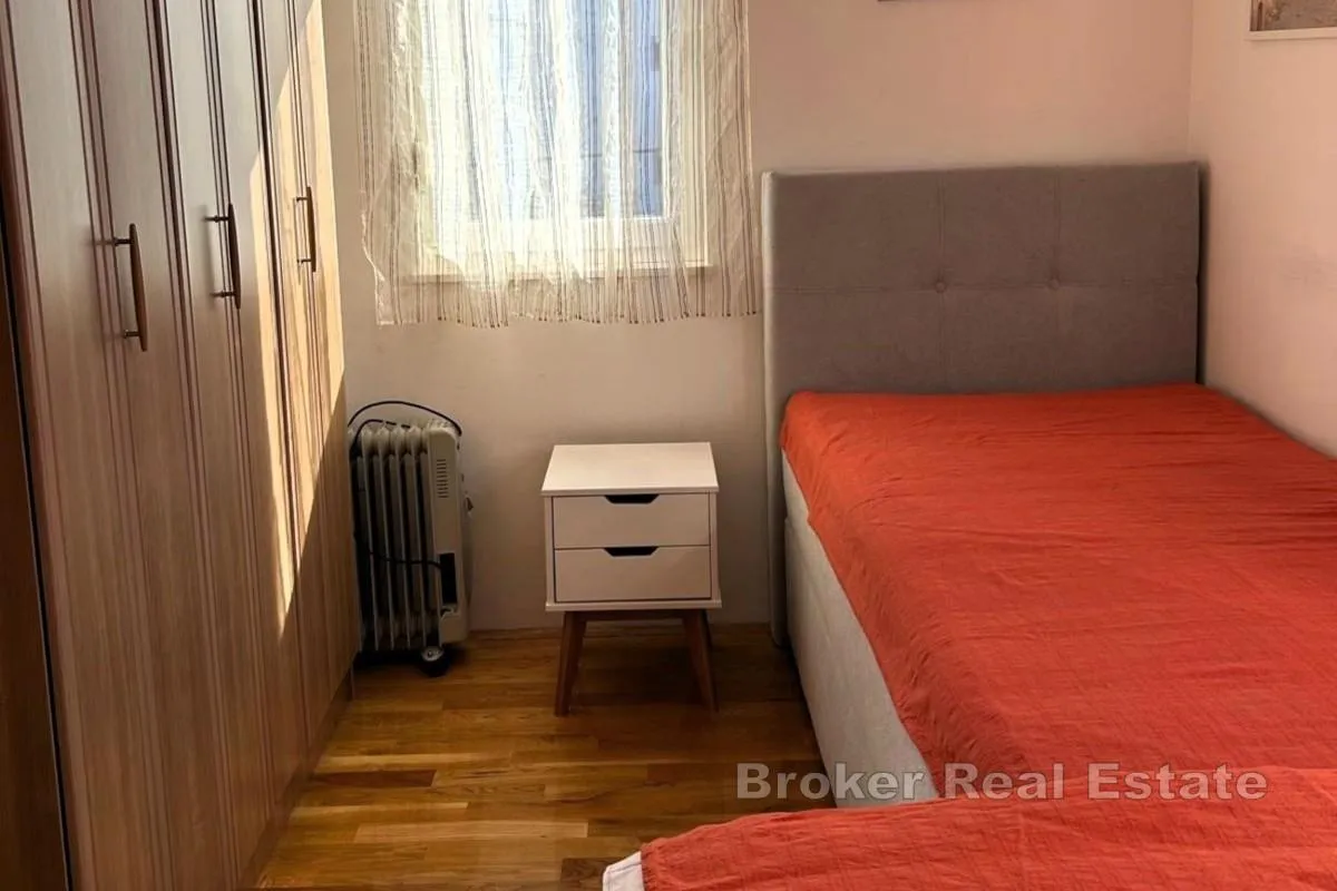 dvosoban stan s pogledom na more - slika 5