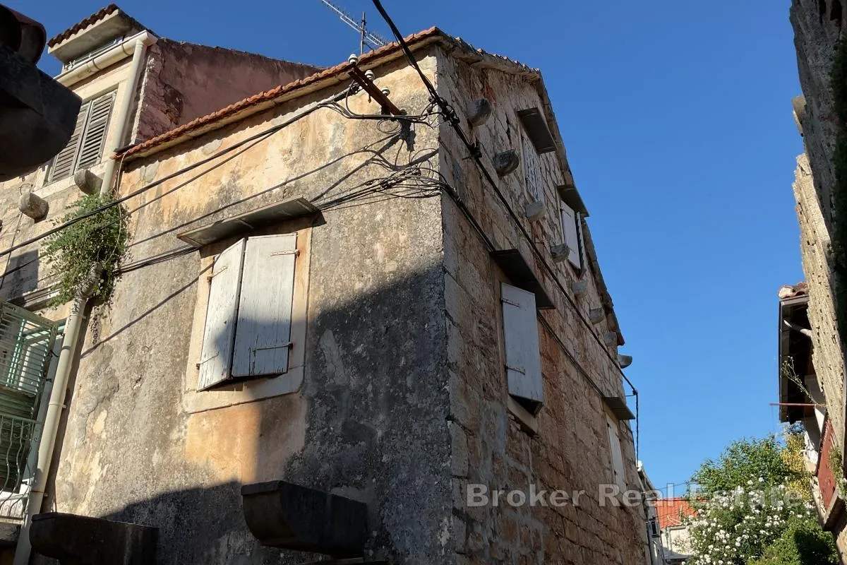 kamena kuća u staroj jezgri milne - slika 8
