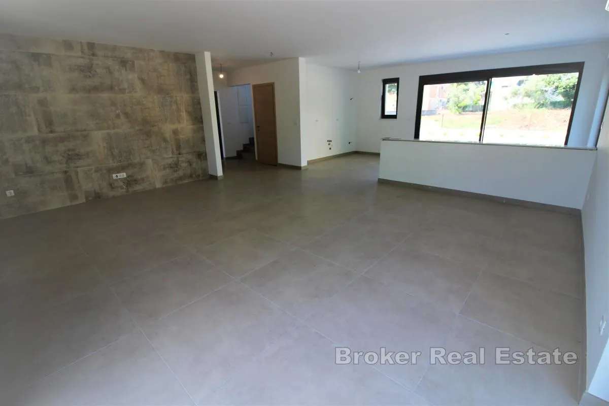 dvoetažni apartman s bazenom u blizini mora - slika 2