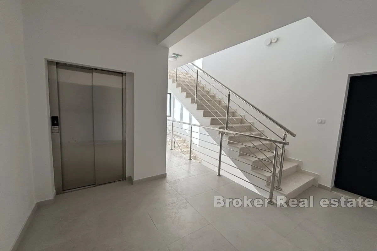prostrani penthouse s pogledom na more - slika 17
