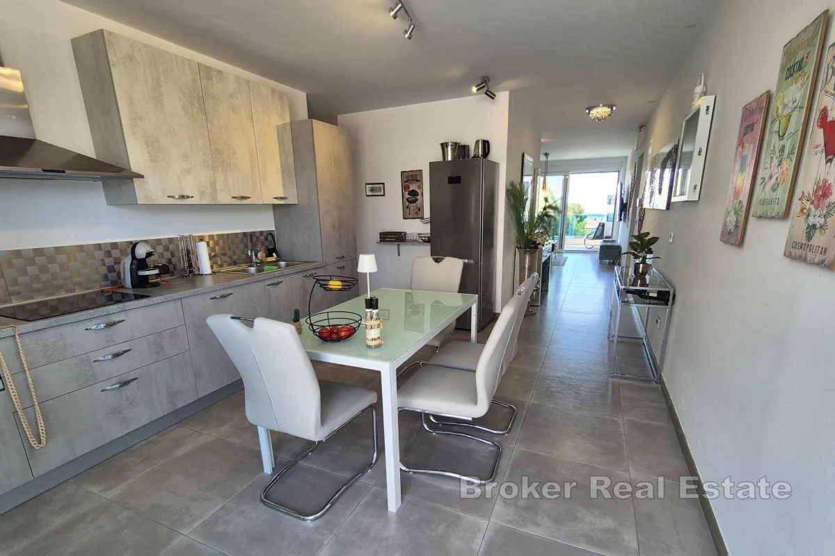 apartman s bazenom i pogledom na more - slika 3